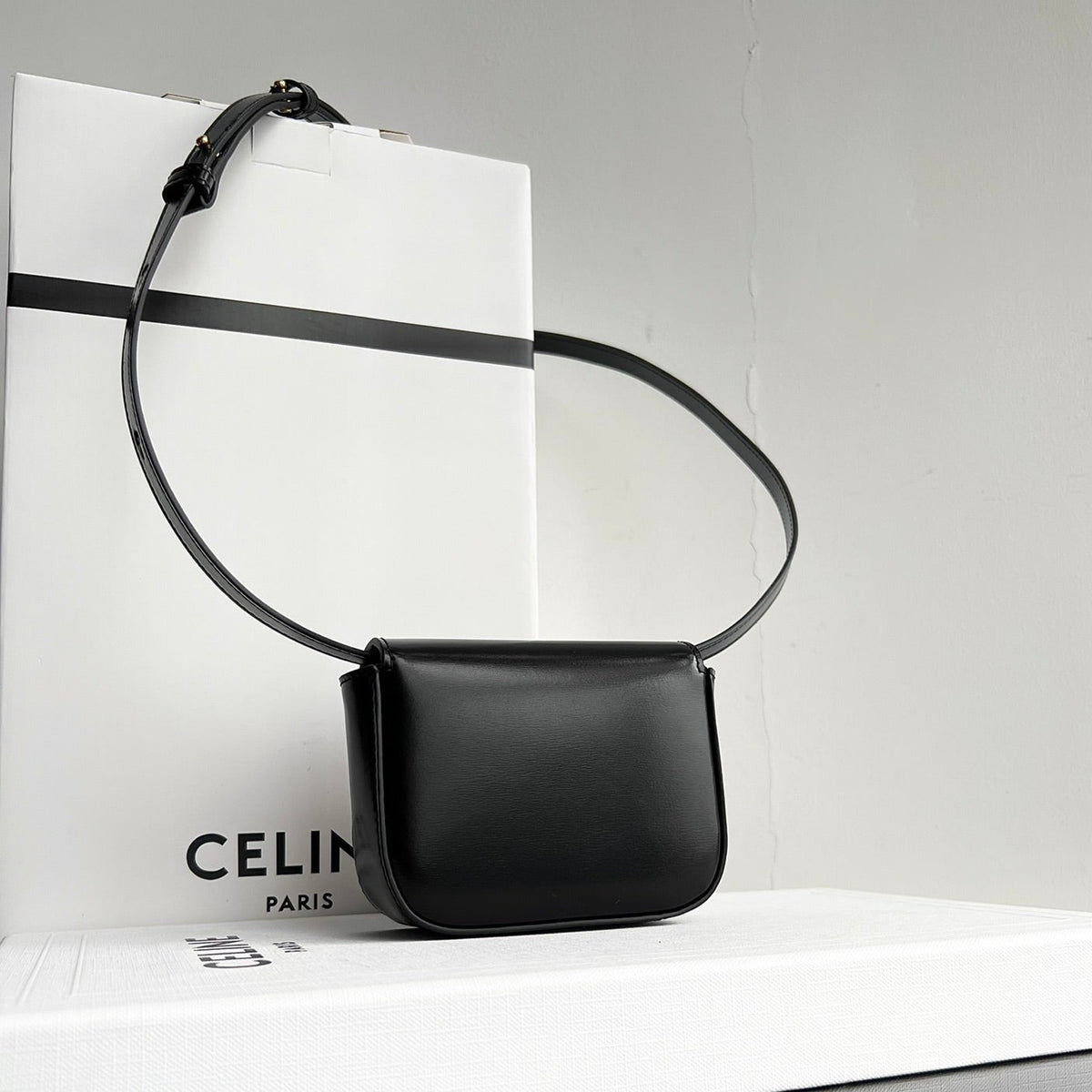 CELINE Triomphe 11 BLACK Shiny Calfskin Handbag