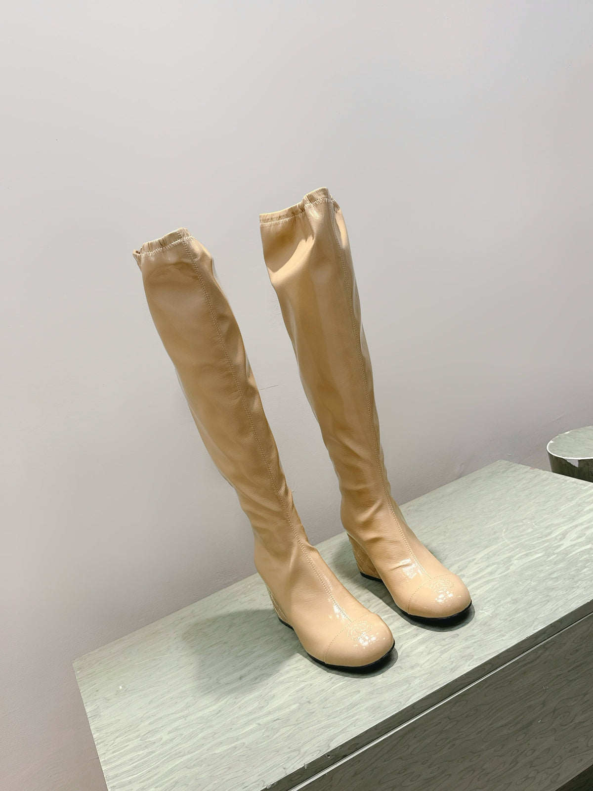 CHANEL 25S KNEE-HIGH BOOTS 60MM IN BEIGE PATENT CALFSKIN WEDGE HEELS
