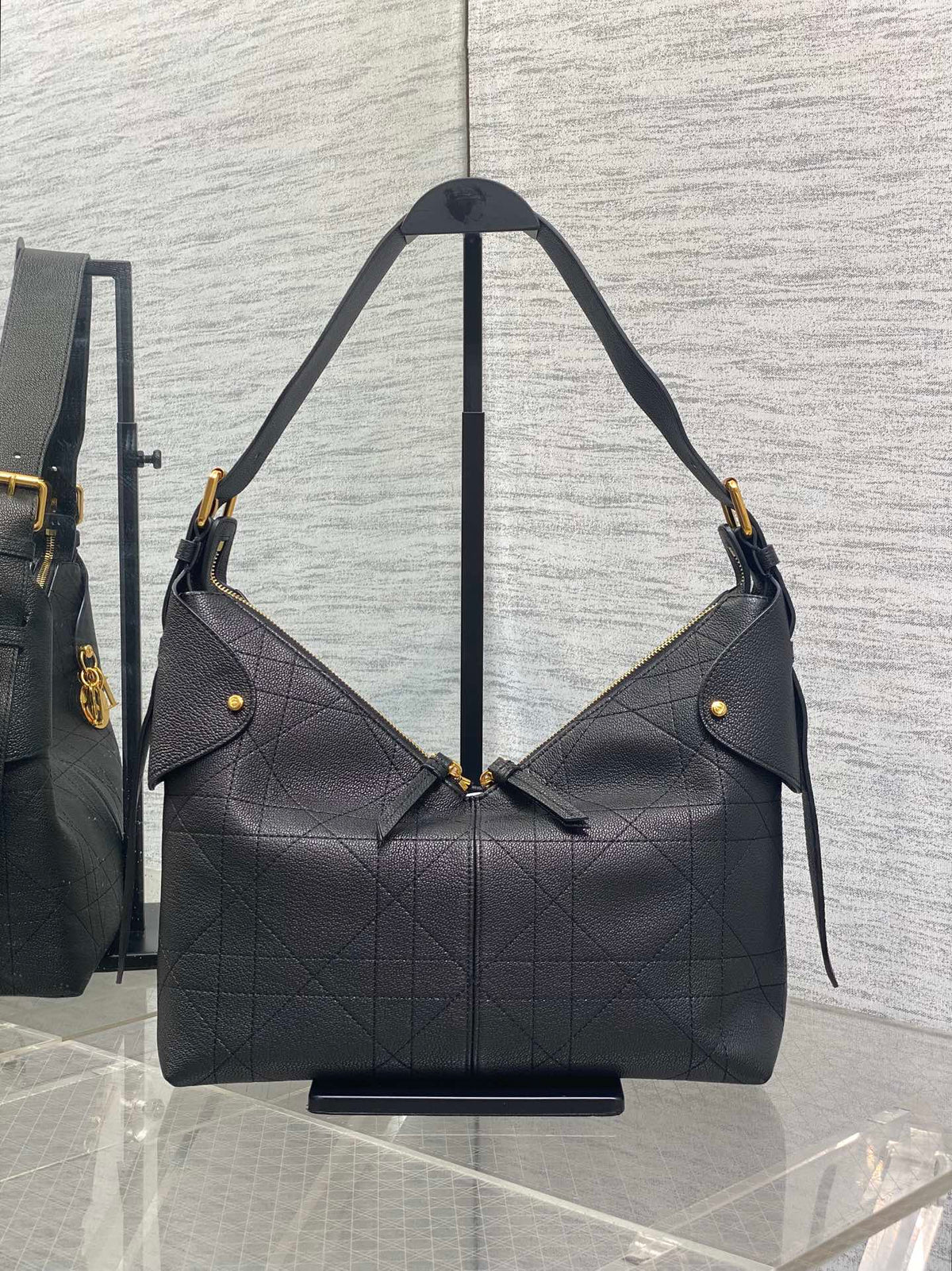 DIOR 25S MEDIUM VOYAGE BAG 28 IN BLACK FLAT MACROCANNAGE GRAINED CALFSKIN
