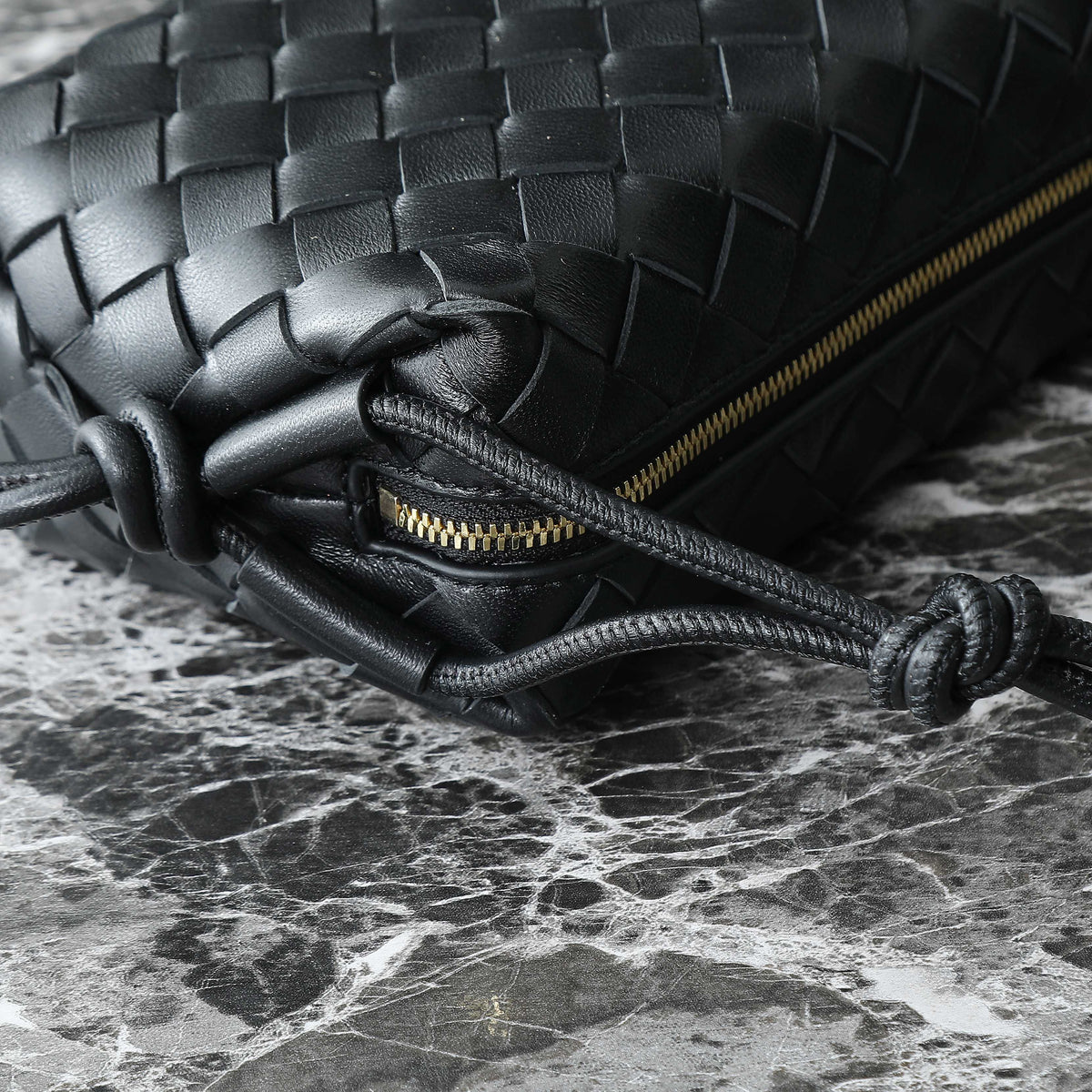 BV MINI LOOP 17CM BLACK CALFSKIN